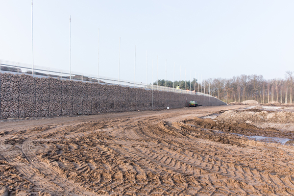 Steile wandconstructie met schanskorven High Tech Campus Eindhoven